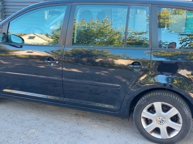 Черный Фольксваген Туран, объемом двигателя 1.6 л и пробегом 238 тыс. км за 5900 $, фото 4 на Automoto.ua