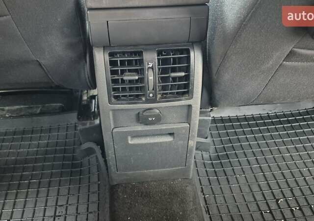 Черный Фольксваген Туран, объемом двигателя 1.39 л и пробегом 278 тыс. км за 5200 $, фото 11 на Automoto.ua