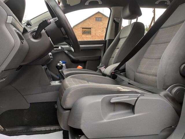 Черный Фольксваген Туран, объемом двигателя 1.6 л и пробегом 289 тыс. км за 5800 $, фото 9 на Automoto.ua