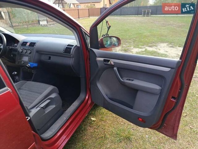 Черный Фольксваген Туран, объемом двигателя 1.6 л и пробегом 261 тыс. км за 4999 $, фото 31 на Automoto.ua