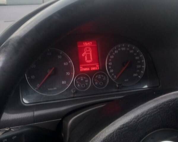 Черный Фольксваген Туран, объемом двигателя 1.6 л и пробегом 280 тыс. км за 5500 $, фото 6 на Automoto.ua