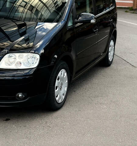 Черный Фольксваген Туран, объемом двигателя 1.6 л и пробегом 190 тыс. км за 6999 $, фото 45 на Automoto.ua