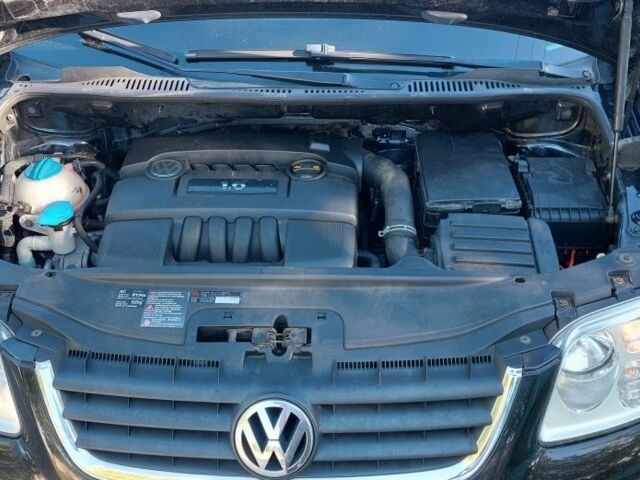 Черный Фольксваген Туран, объемом двигателя 1.6 л и пробегом 238 тыс. км за 5900 $, фото 12 на Automoto.ua