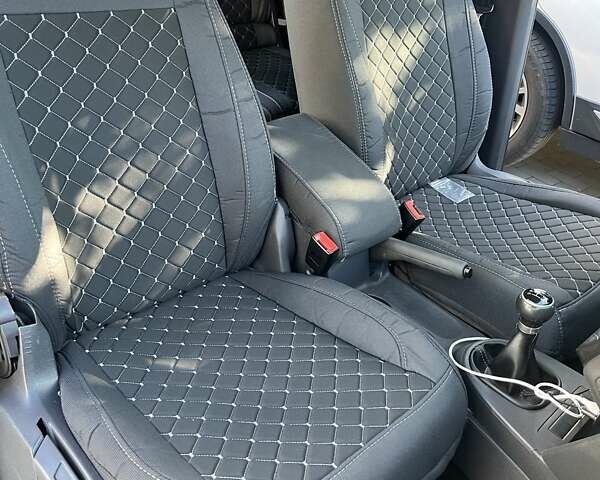 Черный Фольксваген Туран, объемом двигателя 1.97 л и пробегом 292 тыс. км за 6500 $, фото 6 на Automoto.ua