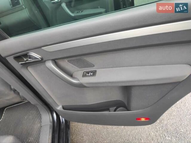 Черный Фольксваген Туран, объемом двигателя 2 л и пробегом 301 тыс. км за 6700 $, фото 4 на Automoto.ua