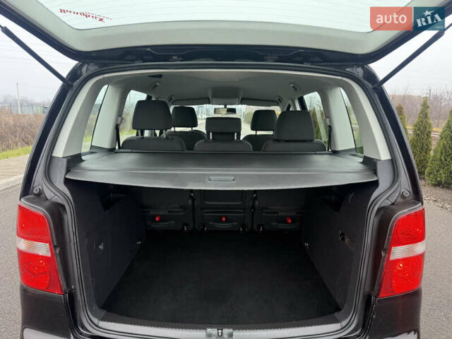 Чорний Фольксваген Туран, об'ємом двигуна 1.6 л та пробігом 220 тис. км за 6200 $, фото 24 на Automoto.ua