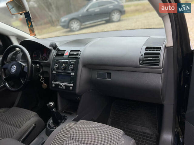Черный Фольксваген Туран, объемом двигателя 1.9 л и пробегом 285 тыс. км за 6200 $, фото 21 на Automoto.ua
