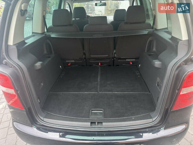 Черный Фольксваген Туран, объемом двигателя 1.9 л и пробегом 246 тыс. км за 7800 $, фото 22 на Automoto.ua