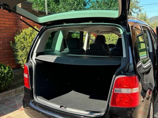 Черный Фольксваген Туран, объемом двигателя 0 л и пробегом 300 тыс. км за 6700 $, фото 3 на Automoto.ua