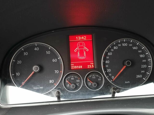 Черный Фольксваген Туран, объемом двигателя 1.4 л и пробегом 239 тыс. км за 5700 $, фото 9 на Automoto.ua