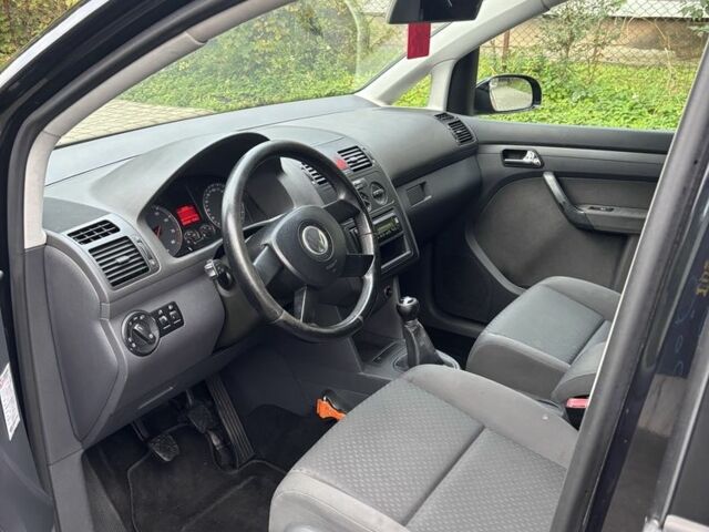 Чорний Фольксваген Туран, об'ємом двигуна 1.6 л та пробігом 207 тис. км за 7000 $, фото 4 на Automoto.ua