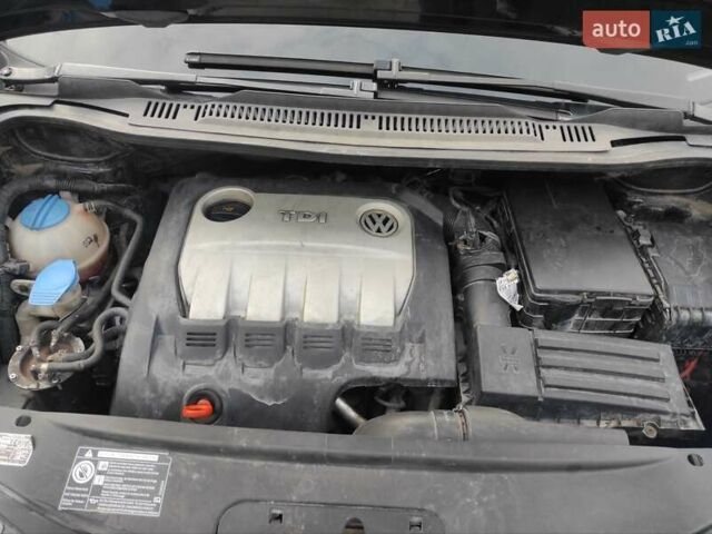 Черный Фольксваген Туран, объемом двигателя 2 л и пробегом 301 тыс. км за 6700 $, фото 3 на Automoto.ua