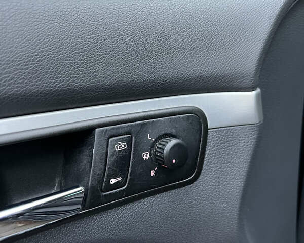 Черный Фольксваген Туран, объемом двигателя 1.6 л и пробегом 246 тыс. км за 5999 $, фото 33 на Automoto.ua