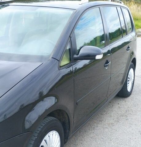 Черный Фольксваген Туран, объемом двигателя 2 л и пробегом 400 тыс. км за 3300 $, фото 5 на Automoto.ua