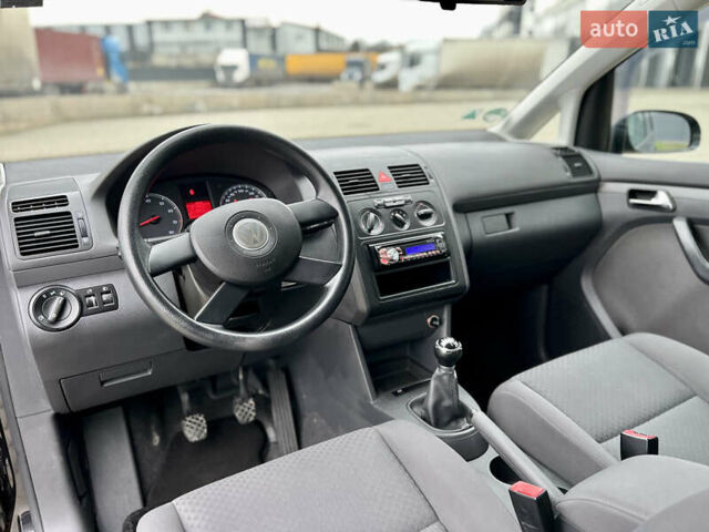 Черный Фольксваген Туран, объемом двигателя 1.6 л и пробегом 249 тыс. км за 5999 $, фото 68 на Automoto.ua