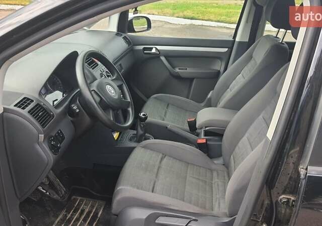 Черный Фольксваген Туран, объемом двигателя 1.6 л и пробегом 200 тыс. км за 5500 $, фото 12 на Automoto.ua