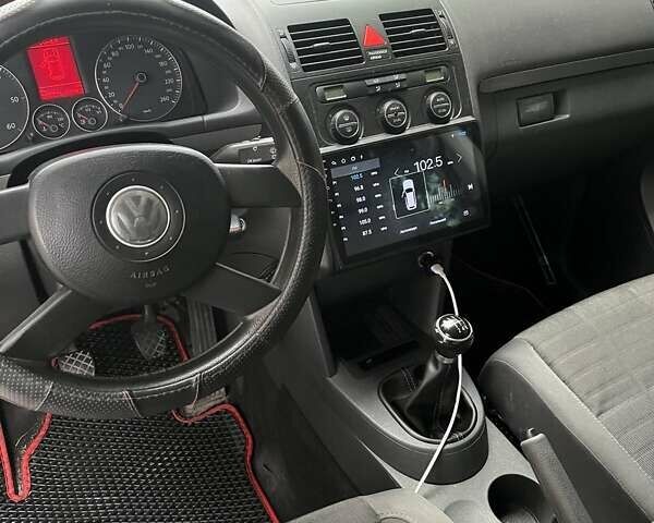 Черный Фольксваген Туран, объемом двигателя 1.97 л и пробегом 292 тыс. км за 6500 $, фото 4 на Automoto.ua