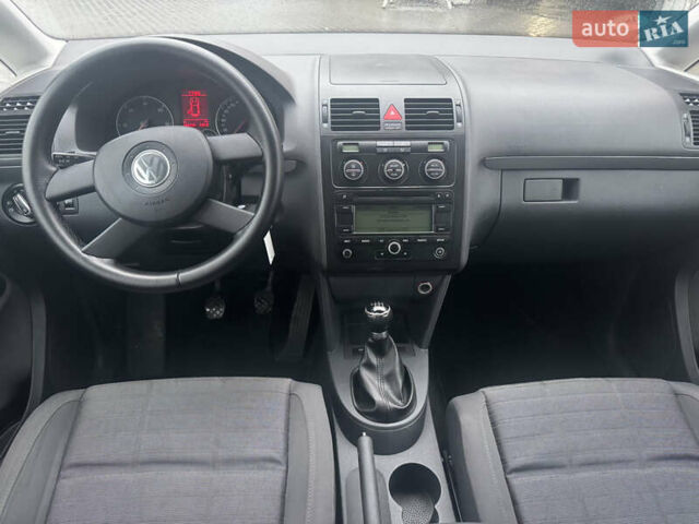 Черный Фольксваген Туран, объемом двигателя 1.9 л и пробегом 246 тыс. км за 7800 $, фото 6 на Automoto.ua