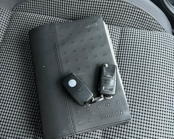 Черный Фольксваген Туран, объемом двигателя 1.6 л и пробегом 246 тыс. км за 5999 $, фото 66 на Automoto.ua