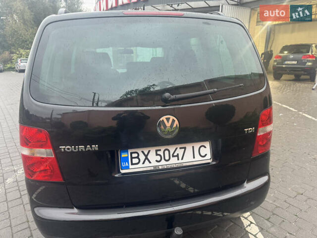 Черный Фольксваген Туран, объемом двигателя 1.9 л и пробегом 246 тыс. км за 7800 $, фото 4 на Automoto.ua