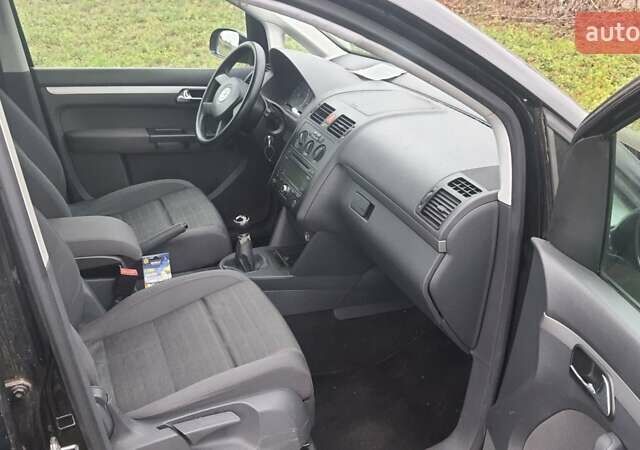 Черный Фольксваген Туран, объемом двигателя 1.6 л и пробегом 200 тыс. км за 5500 $, фото 1 на Automoto.ua