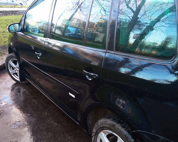 Черный Фольксваген Туран, объемом двигателя 2 л и пробегом 280 тыс. км за 5300 $, фото 1 на Automoto.ua