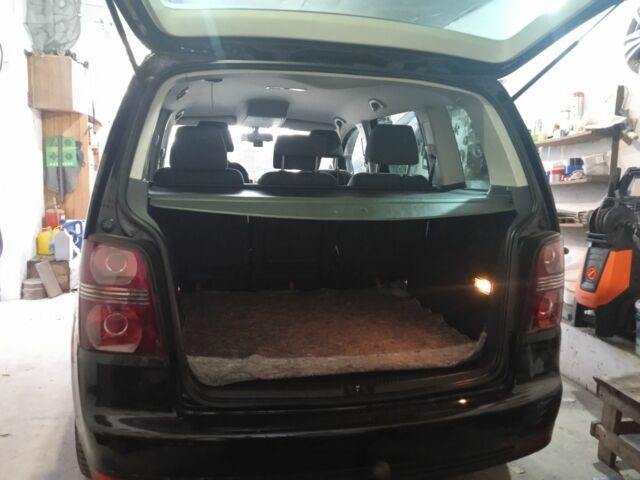 Черный Фольксваген Туран, объемом двигателя 1.4 л и пробегом 218 тыс. км за 6500 $, фото 10 на Automoto.ua