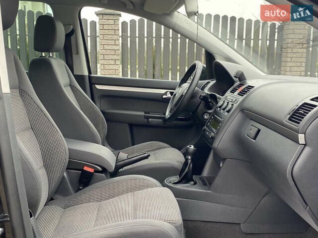 Черный Фольксваген Туран, объемом двигателя 1.6 л и пробегом 220 тыс. км за 6100 $, фото 11 на Automoto.ua