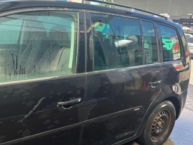 Черный Фольксваген Туран, объемом двигателя 1.6 л и пробегом 268 тыс. км за 5700 $, фото 3 на Automoto.ua