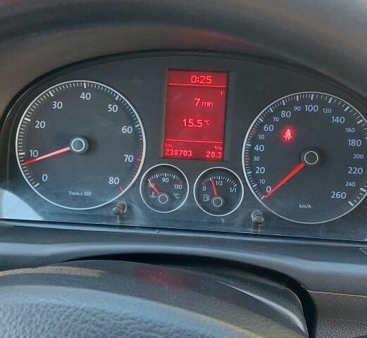 Черный Фольксваген Туран, объемом двигателя 1.6 л и пробегом 238 тыс. км за 5900 $, фото 5 на Automoto.ua