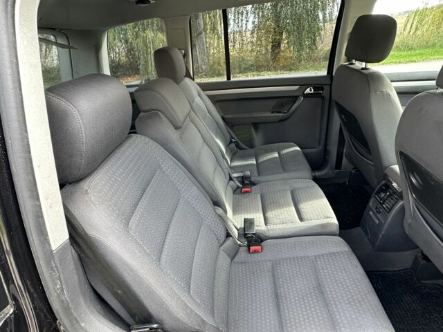 Черный Фольксваген Туран, объемом двигателя 1.9 л и пробегом 290 тыс. км за 360 $, фото 7 на Automoto.ua