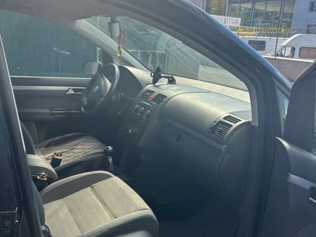 Черный Фольксваген Туран, объемом двигателя 1.6 л и пробегом 268 тыс. км за 5700 $, фото 2 на Automoto.ua