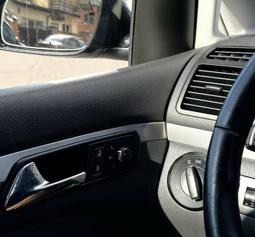 Черный Фольксваген Туран, объемом двигателя 1.6 л и пробегом 190 тыс. км за 6999 $, фото 3 на Automoto.ua