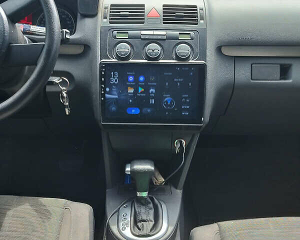 Черный Фольксваген Туран, объемом двигателя 1.9 л и пробегом 217 тыс. км за 7700 $, фото 4 на Automoto.ua