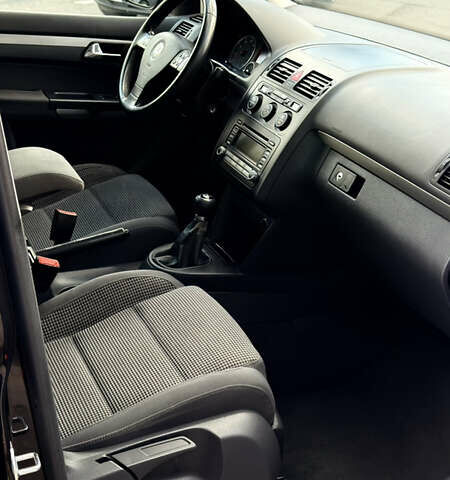 Черный Фольксваген Туран, объемом двигателя 1.6 л и пробегом 190 тыс. км за 6999 $, фото 39 на Automoto.ua