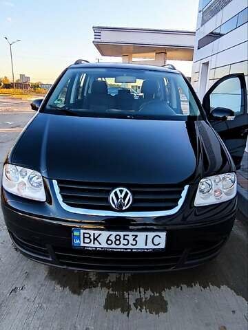 Черный Фольксваген Туран, объемом двигателя 1.6 л и пробегом 197 тыс. км за 5850 $, фото 1 на Automoto.ua