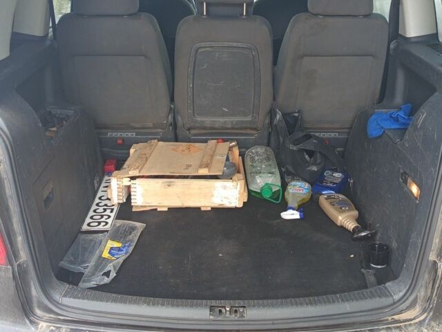 Черный Фольксваген Туран, объемом двигателя 2 л и пробегом 600 тыс. км за 3000 $, фото 2 на Automoto.ua