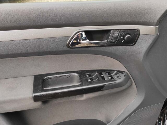 Черный Фольксваген Туран, объемом двигателя 1.6 л и пробегом 289 тыс. км за 5800 $, фото 7 на Automoto.ua