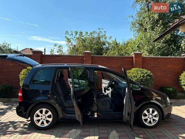 Черный Фольксваген Туран, объемом двигателя 1.97 л и пробегом 300 тыс. км за 5900 $, фото 3 на Automoto.ua