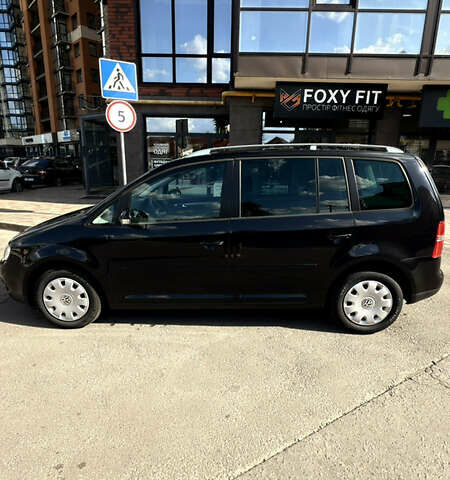 Черный Фольксваген Туран, объемом двигателя 1.6 л и пробегом 190 тыс. км за 6999 $, фото 70 на Automoto.ua