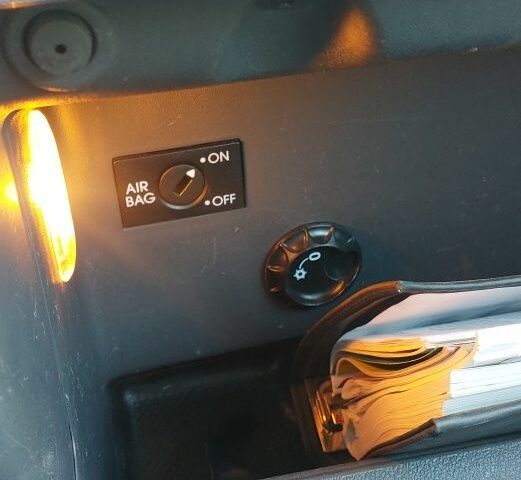 Черный Фольксваген Туран, объемом двигателя 1.6 л и пробегом 238 тыс. км за 5900 $, фото 19 на Automoto.ua