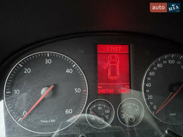 Черный Фольксваген Туран, объемом двигателя 1.9 л и пробегом 246 тыс. км за 7800 $, фото 12 на Automoto.ua