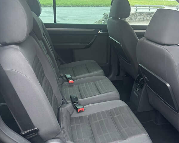 Черный Фольксваген Туран, объемом двигателя 1.9 л и пробегом 246 тыс. км за 7800 $, фото 16 на Automoto.ua