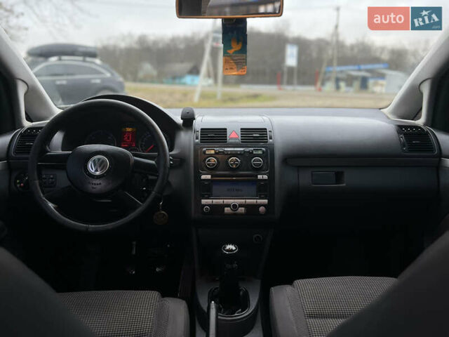 Черный Фольксваген Туран, объемом двигателя 1.9 л и пробегом 285 тыс. км за 6200 $, фото 28 на Automoto.ua