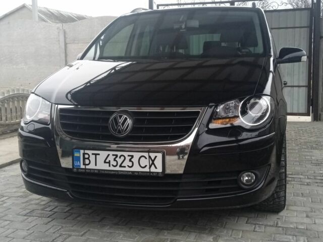 Черный Фольксваген Туран, объемом двигателя 1.4 л и пробегом 218 тыс. км за 6500 $, фото 2 на Automoto.ua
