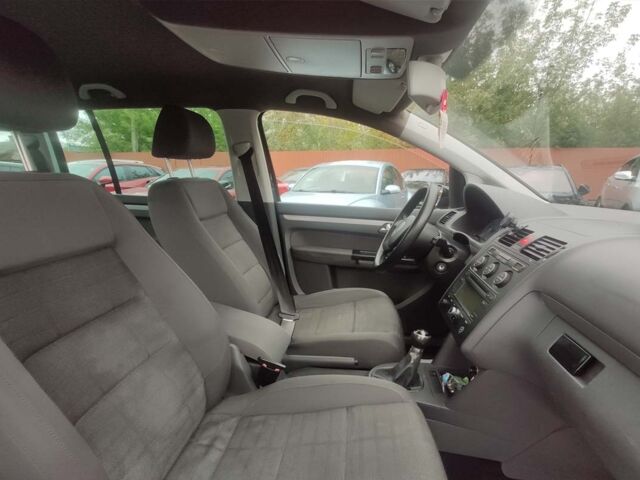 Черный Фольксваген Туран, объемом двигателя 1.6 л и пробегом 289 тыс. км за 5800 $, фото 19 на Automoto.ua