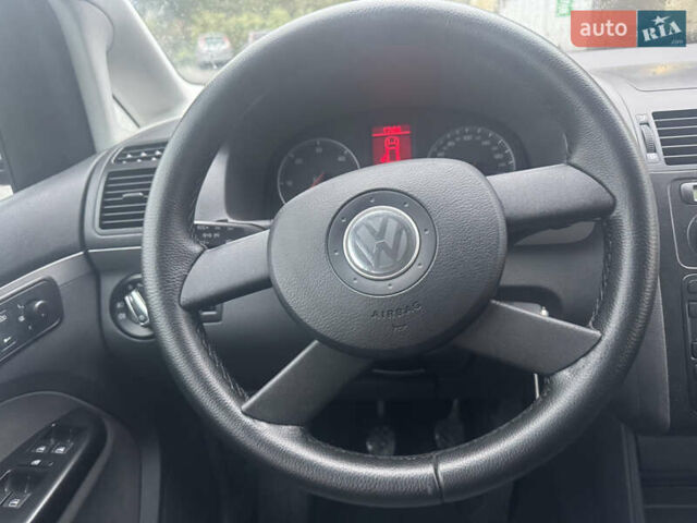 Черный Фольксваген Туран, объемом двигателя 1.9 л и пробегом 246 тыс. км за 7800 $, фото 7 на Automoto.ua