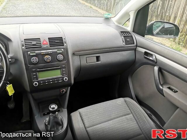 Черный Фольксваген Туран, объемом двигателя 2 л и пробегом 211 тыс. км за 2200 $, фото 5 на Automoto.ua