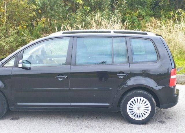 Черный Фольксваген Туран, объемом двигателя 2 л и пробегом 400 тыс. км за 3300 $, фото 4 на Automoto.ua