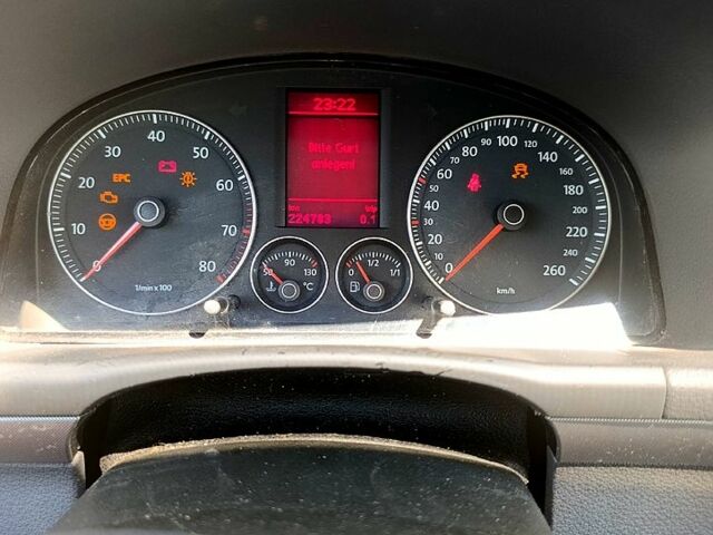 Черный Фольксваген Туран, объемом двигателя 1.6 л и пробегом 223 тыс. км за 5900 $, фото 6 на Automoto.ua